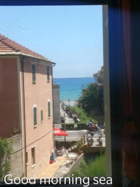 House of fly with sea view, front the beach